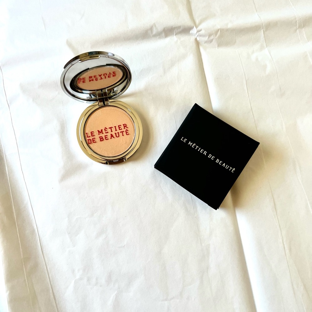 LE Metier beauty eye brightening powder in Revive